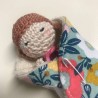 Mini poupée au crochet emmaillotée dans une lingette