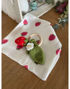 Anneau de dentition réalisé au crochet, carré de tissu double gaz et sac de rangement en tissu